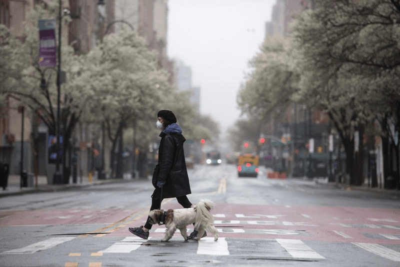 woman crossing street with kn95 mask